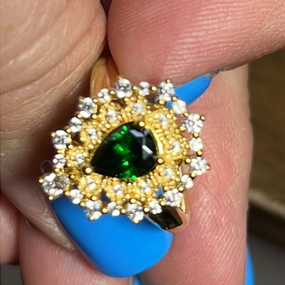 Bella Luce Emerald and White Diamond Simulants Ring - Picture 9 of 9